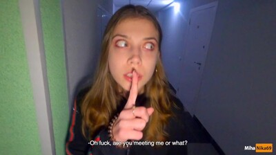 趁父母在家，偷偷在楼梯上干到内射，精液灌满内裤也硬穿回去——第一视角4K直击