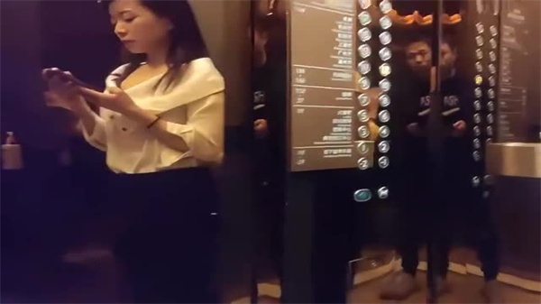 【小秋探花】骚浪22岁学妹酒店约炮实录 真空上阵湿身诱惑 蜜臀狂摇娇喘不停